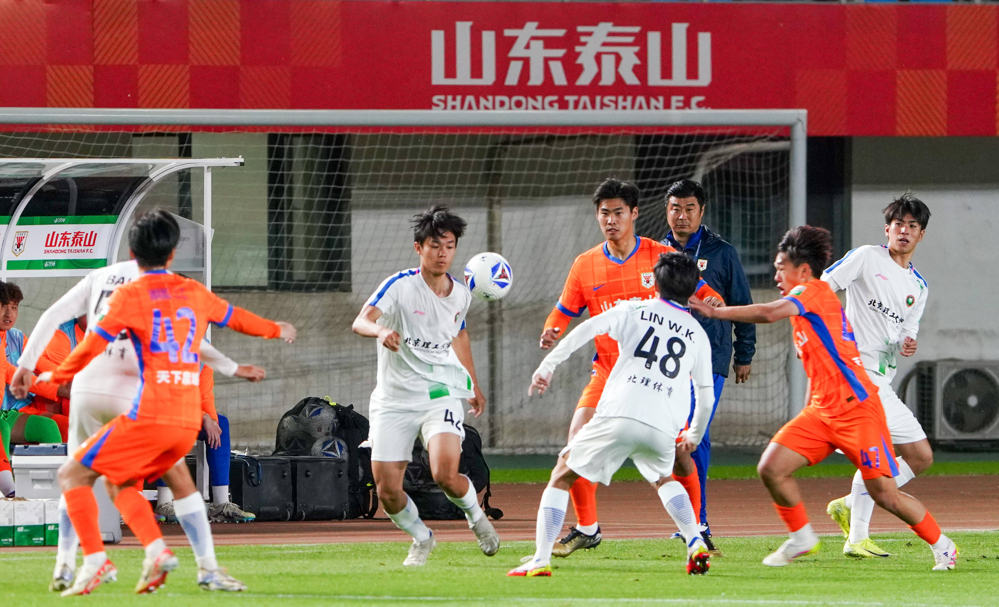 北京队主场抢夺胜利,锁定季后赛席位的简单介绍 北京队主场抢夺胜利,锁定季后赛席位的简单介绍