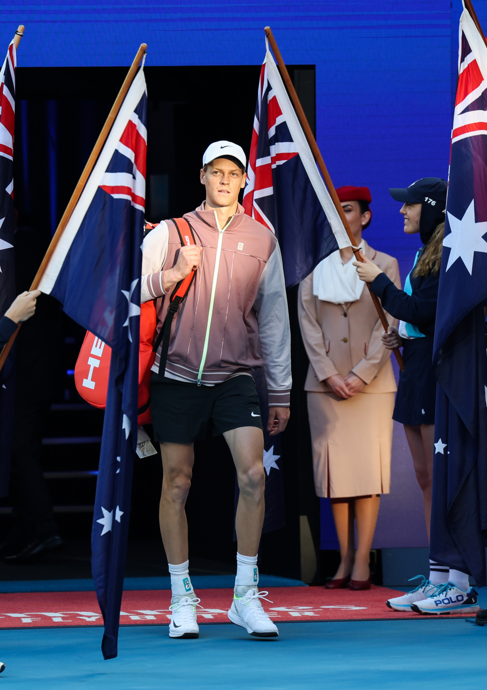 包含意大利网球队险胜澳大利亚网球队，梅德韦杰夫制霸全场的词条