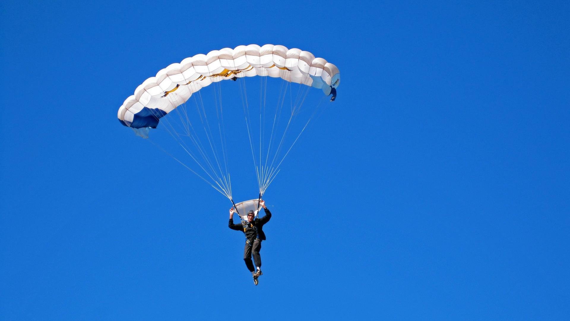 F1街道赛之夜，阿圭罗的引擎轰鸣与高光传奇