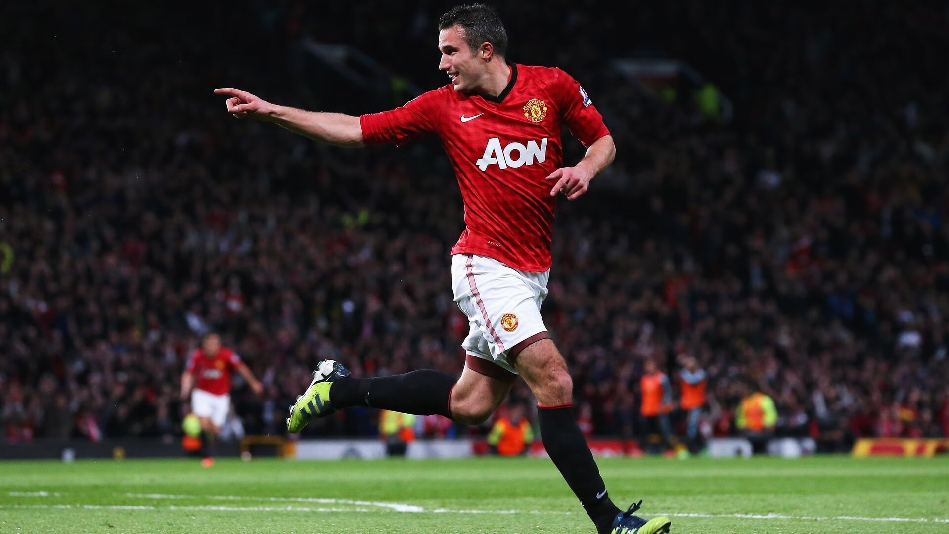 F1街道赛之夜，阿圭罗的引擎轰鸣与高光传奇